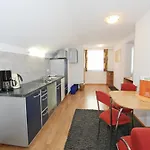Modern In At Bus Stop Apartamento *