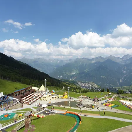 アパート Modern In At Bus Stop フィス