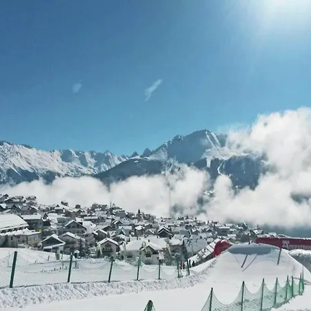 アパート Modern In At Bus Stop *